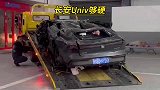 三十吨的集装箱侧翻，Univ车里两人都没事，真的是颜值与质量并存
