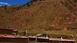 路过藏族的村庄。他们房子都是石头叠造的。