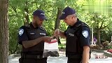 国外恶搞：两个警察在街上寻找嫌疑犯，这方法有点重口味啊！