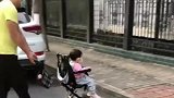 当爸爸推婴儿车上台阶，看这熟练程度不是一次两次