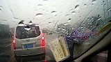 停在路口等红灯，目睹了一场车祸，谁的责任