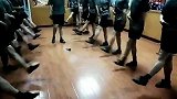 仪仗队训练无处不在，下雨也不耽误在房间里练