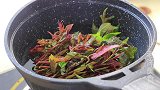 香椿和它一起做真是太香了，老婆点名让我做做，真美味