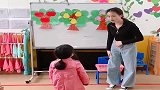闺女第一天上幼儿园，老师就发来一段视频，放学我必须亲自去接她