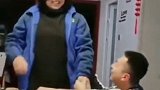 感动！军人探亲回家没告诉妈妈，准备给妈妈一个惊喜军人 探亲 惊喜
