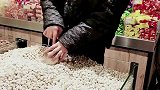 故意隐藏勺子在粮食里，这是什么操作，随后来的客人手足无措！