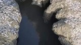 女子近距离拍泥火山喷发