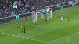 第32分钟哈德斯菲尔德球员普里查德射门