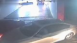 女司机错把油门当刹车 倒车撞穿车库墙体