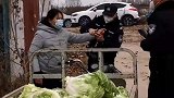 白菜莫名丢失两吨，警察当场抓住偷菜大妈，没想到遭反抗和否认