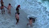 海边巨型黑影浮动，围观人群上前查看，场面瞬间失去控制！