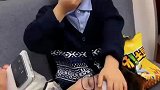 这就是父子情深，薯片都要嚼烂了喂老爸嘴里