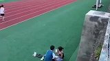 女子给男友投喂奶茶