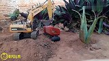 合金版大号工程车玩具，挖掘机挖土装货工作表演趣味视频