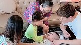一家四口围着二胎看，看完各走各的，网友打死也不生二胎！