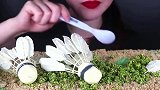美女试吃可食用的羽毛球