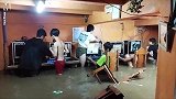 菲律宾：铁杆玩家！一家网吧被淹男孩们坐在水中打游戏