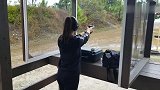 妹子第一次射击9mm口径手枪，看得出来，她很紧张