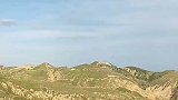 空旷的黄土高原上，配上地道的陕北名歌，才有味道。