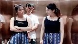 两位美女电梯改造衣服比拼，一个比一个厉害，看完我服了！