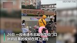 女子在中学校门口跳钢管舞，南通市教育局：学校已经报警