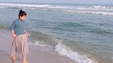 光脚走在海边