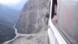 真正的勇士！征服最危险山路的巴士 你敢将头探出窗外吗