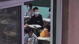 这样的办公室简直就是学生的噩梦，不到教室后门就监视一举一动