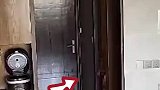 小偷在家中翻箱倒柜，竟还与房主人擦身而过细思极恐
