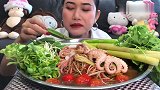 妹子吃凉拌木瓜丝和生秋葵，搭配几只八爪鱼，鲜味提升不少