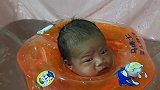 小宝宝游泳的表情好搞笑，一副苦大仇深的样子，简直太逗了！