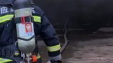 纸箱厂起火，消防员逆行走进浓烟灭火