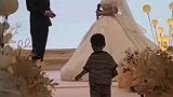 一对新人结婚，亲戚家的小孩不按排练来