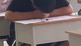 学生考试抄小抄被发现，老师特殊待遇 一对一监考。