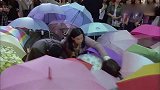 美女羊水破了，商场就地接生，雨伞搭起临时产房！