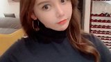 没什么，这个就是笑的有点假