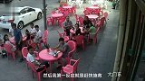 店员梯子上触电，他抡起椅子砸梯子