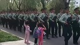 为什么没有一个人给这三位小朋友回个礼呢
