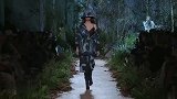时尚走秀：美女模特走秀，大波观众肆无忌惮的欣赏