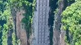 边坐电梯边看景