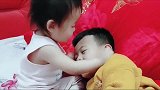 妹妹一觉睡醒竟然看到哥哥在身边，开心的都要飞起来了