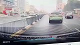 道路湿滑刹不住，前车被追尾后直接驶离