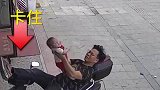 老爸带娃从电动车上翻下来，娃，真好玩再来一次
