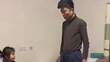 爸爸表演铁头功后，找孩子配合胸口碎大石，这不是大锤碎头颅吗