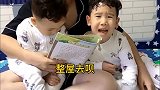 爸爸给博哥兄弟俩讲故事，竟然被哥俩嫌弃，对话把人笑喷了