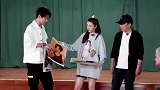 宋祖儿节目上拿出黄渤旧照片，被黄渤追着踢屁股，引全场大笑
