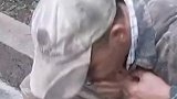 正坐在水沟边休息呢，突然跑过来两只野猫