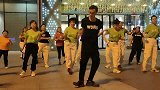 四川成都一男子跳正宗的鬼步舞，引来上千人围观，现场快飞起来了