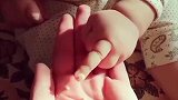肉嘟嘟的小宝宝用一根手指拿吃的，动作太可爱了！真逗！