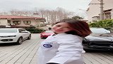 笑容甜美的小姐姐，身穿白色衣服，真美！